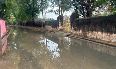 बारिश के पानी से रास्ता अवरुद्ध..