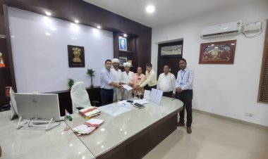 मुख्यमंत्री जन सहभागिता योजना के तहत  भगवतगढ़ के ग्रामीणों ने विद्यालय विकास हेतु 78000 रुपये का चैक कलेक्टर को दिया