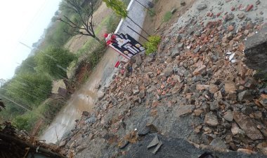 बारिश से मकान गिरा मुआवजे की मांग 