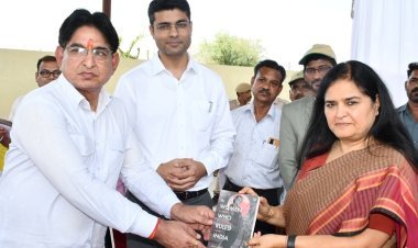 उषा शर्मा को दी कौन बनेगा करोड़पति की एक्सपर्ट अर्चना की पुस्तक द वीमेन हू रूल इंडिया' 