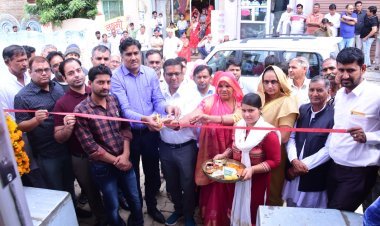 वित्त नियंत्रक  कस्वां, संयुक्त विधि परामर्शी तंवर, एडिशनल सीएमएचओ डॉ गौरी  ने घांघू गांव में किया फैशन हब एवं युविका ब्यूटी पॉर्लर का शुभारंभ