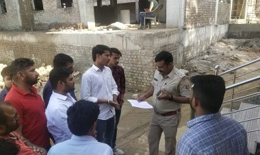 अवैध शराब पर रोक लगाने की मांग को लेकर थानाधिकारी को युवाओं ने सौंपा ज्ञापन