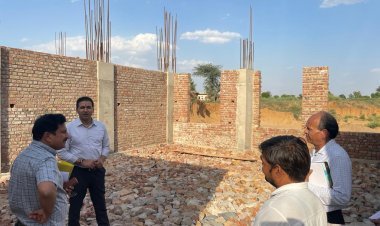 जिला कलक्टर ने मालाखेडा क्षेत्र का दौरा कर निर्माणाधीन भवनों का किया निरीक्षण 