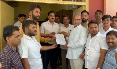 उदयपुरवाटी को जिला बनाने को लेकर सड़को पर आए लोग, व्यापारियों ने रखे प्रतिष्ठान बंद, मुख्यमंत्री के नाम एसड़ीएम को सौंपा ज्ञापन, उपखण्ड कार्यालय गेट पर ज्ञापन नही लेने पर एसडीएम के खिलाफ नारेबाजी की