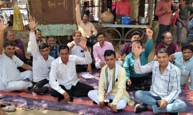 स्टाम्प वेण्डर युनियन ने दिया धरना, किया प्रदर्शन