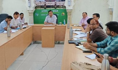 जिला कलक्टर ने ब्लॉक स्तरीय अधिकारियों की वीसी के माध्यम से ली समीक्षा बैठक 