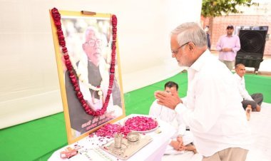 स्व. हीरासिंह के छायाचित्र पर पुष्पांजलि  की अर्पित