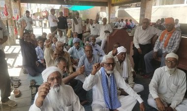 रोड़वेज कर्मियों ने मांगों को लेकर बस स्टैंड पर किया विरोध प्रदर्शन      