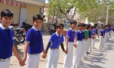 सुजानगढ़ से लाडनू तक मानव श्रृंखला बनाकर की हजारों बच्चों ने सुजला जिले की मांग