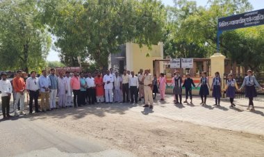 जिला बनाने को लेकर तीन किलोमीटर तक बनाई मानव श्रृंखला