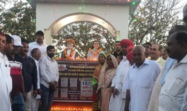 महात्मा ज्योतिबा फुले व माता सावित्रीबाई फुले की प्रतिमाओं पर दीपदान कार्यक्रम किया आयोजित