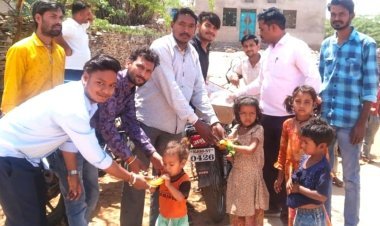 ज्योतिबा फुले की जयंती पर बांटे फल