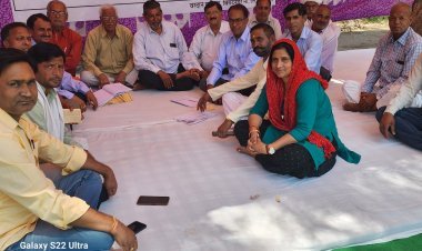 विराटनगर संघर्ष समिति का धरना प्रदर्शन दूसरे दिन भी रहा जारी,व्यापार मंडल, संगठन व जनप्रतिनिधि लोगों ने किया समर्थन  विराटनगर मेड़ कुंडला क्षेत्र को जयपुर में यथावत रखने की मांग