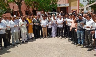 अब यहां वकील भी जिले की मांग को लेकर  प्रदर्शन पर