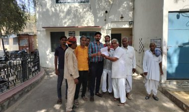 सड़क एवं नाली निर्माण  कार्य बिना क्रॉस के बनाने की मांग तहसीलदार को सौंपा ज्ञापन