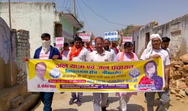 नहर की मांग के लिए गांव ढाणी में जा रही जलयात्रा का पुष्प वर्षा कर उत्साह से ग्रामीण कर रहे स्वागत