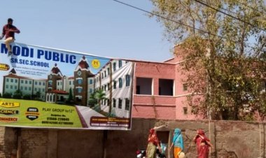 एतिहासिक स्कूल के बाहर निजी स्कूल के विज्ञापन से जनता हैरान 