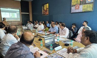 मंत्री जूली पहुंचे महाराष्ट्र, की सामाजिक न्याय विभाग के माध्यम से की जा रही विभिन्न योजनाओंं की समीक्षा