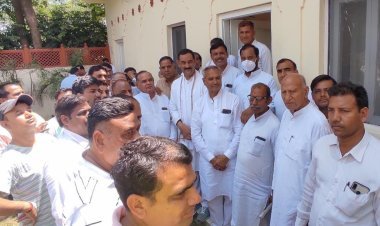 पार्षदों व वरिष्ठ अधिवक्ताओं ने की पूर्व केन्द्रीय मंत्री सिंह से मुलाकात