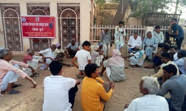 सरपंच प्रतिनिधि को सौंपा ज्ञापन, खेतों को सिंचाई का पानी देने की मांग