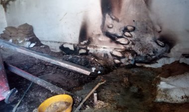 .केटल फीड बनाने की फैक्ट्री मे आग लगने से लाखो का माल स्वाह हुआ।