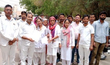 कलक्ट्रेट के समक्ष संविदा नर्सेजकर्मियों ने किया विरोध प्रदर्शन