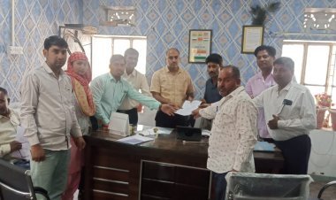 श्रीमाधोपुर में वीडीओ संघ ने किया प्रदर्शन विकास अधिकारी को सौंपा ज्ञापन  21 अप्रैल से आंदोलन की चेतावनी   