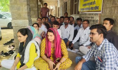 राजस्थान राजस्व सेवा परिषद भी अपने विभिन्न मांगों को लेकर दो दिवसीय सामूहिक अवकाश पर