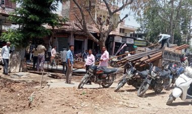 80 फीट सड़क पर आयरन का सामान डालकर किया हुआ था स्थायी अतिक्रमण,