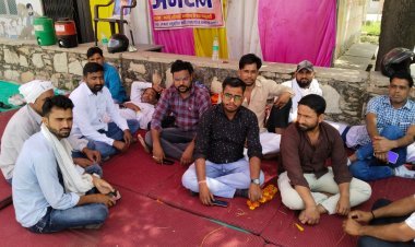 पेंटर से मारपीट करने के आरोपियो की गिरफ्तारी व डिप्टी को हटाने की मांग को लेकर दूसरे दिन भी अनशन जारी..