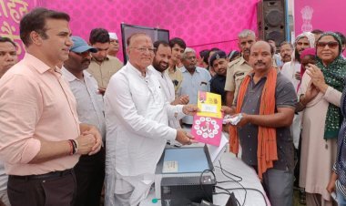 महंगाई के दौर में राहत लेकर आए हैं महंगाई राहत कैम्प- प्रभारी मंत्री डॉ. कल्ला प्रभारी मंत्री ने बुध विहार में महंगाई राहत कैम्प का निरीक्षण कर आवासीय पट्टे किए वितरित