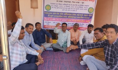 ग्राम विकास अधिकारियों का धरना जारी, महंगाई राहत कैंप में अटके काम