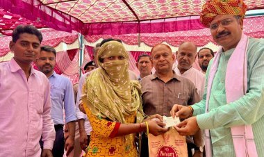 सामाजिक न्याय एवं अधिकारिता मंत्री ने महंगाई राहत कैम्प का निरीक्षण कर लाभार्थियों को किए मुख्यमंत्री गारंटी कार्ड प्रदान