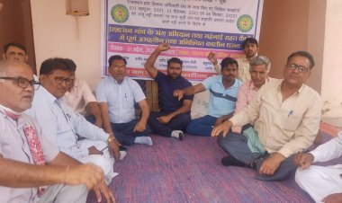 ग्राम विकास अधिकारियों ने धरना स्थल पर सरकार के खिलाफ नारेबाजी कर किया प्रदर्शन