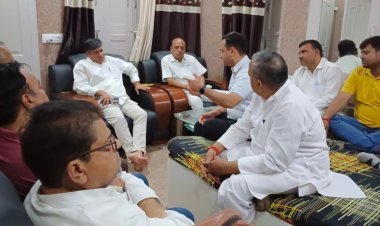 विधायक पहुंचे आवास पर, तो सांसद पहुंचे घटना स्थल ज्वैलर्स फर्म पर फायरिंग का मामला