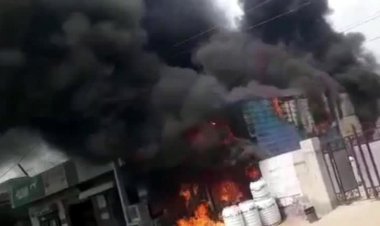 भीषण आग से हुआ लाखों का सामान स्वाहा