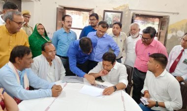 मंहगाई राहत कैम्प में वितरित किये गारंटी कार्ड