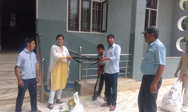 District Authority Secretary Shweta Gupta inspected Yash Divyang Seva Sansthan MR Home and distributed T-shirts, bedsheets and sports material to Divyang boys and girls.