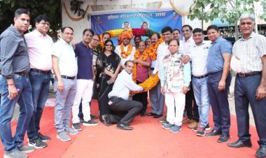 आईएमए अलवर को हर जरुरी मदद मुहैया कराई जाएगी -राष्ट्रीय अध्यक्ष डॉ. अग्रवाल - इंडियन मेडिकल एसोसिएशन की नवीन कार्यकारिणी को दिलाई शपथ