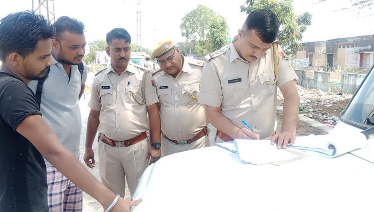 पुलिस ने नाकाबंदी कर 40 वाहनों पर की कार्रवाई काटे चालान