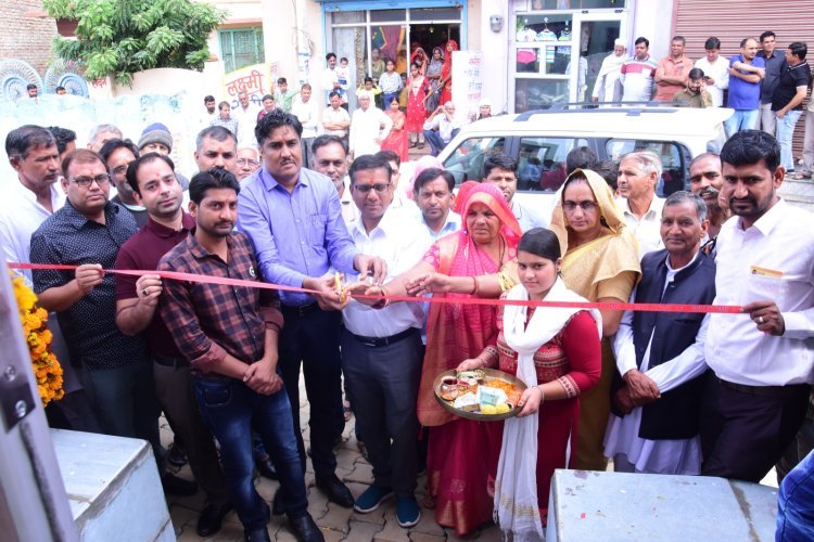 वित्त नियंत्रक  कस्वां, संयुक्त विधि परामर्शी तंवर, एडिशनल सीएमएचओ डॉ गौरी  ने घांघू गांव में किया फैशन हब एवं युविका ब्यूटी पॉर्लर का शुभारंभ