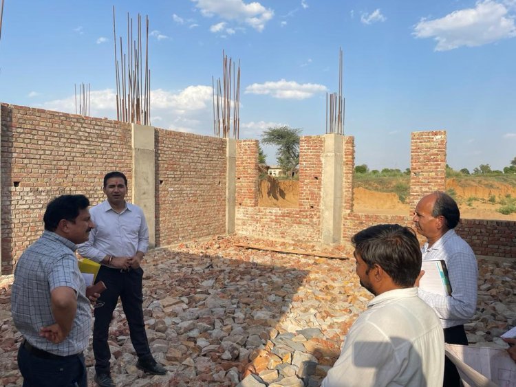 जिला कलक्टर ने मालाखेडा क्षेत्र का दौरा कर निर्माणाधीन भवनों का किया निरीक्षण