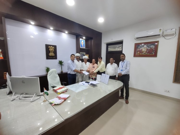 मुख्यमंत्री जन सहभागिता योजना के तहत दोबड़ा खुर्द के ग्रामीणों ने विद्यालय विकास हेतु 125000 रुपये का चैक कलेक्टर को दिया ।