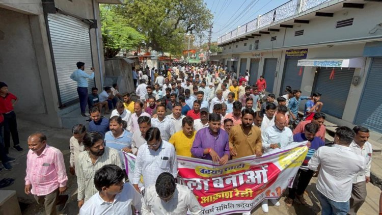 उदयपुरवाटी को जिला बनाने को लेकर सड़को पर आए लोग, व्यापारियों ने रखे प्रतिष्ठान बंद, मुख्यमंत्री के नाम एसड़ीएम को सौंपा ज्ञापन, उपखण्ड कार्यालय गेट पर ज्ञापन नही लेने पर एसडीएम के खिलाफ नारेबाजी की