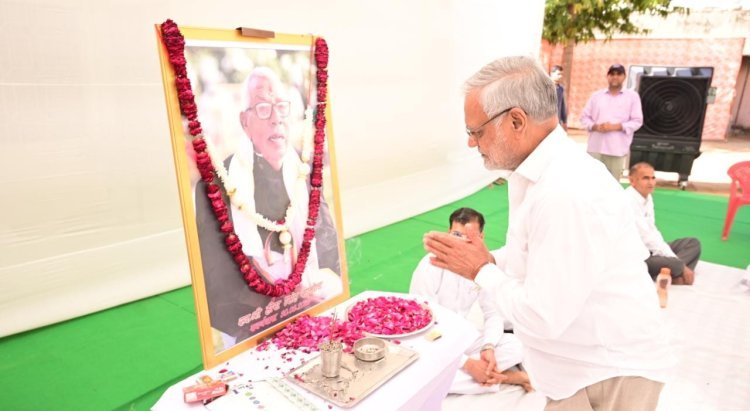 स्व. हीरासिंह के छायाचित्र पर पुष्पांजलि की अर्पित