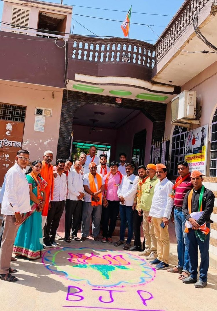 भाजपा के स्थापना दिवस पर कार्यकर्ताओं ने घरों मे लगाए ध्वज व बनाई रंगोली