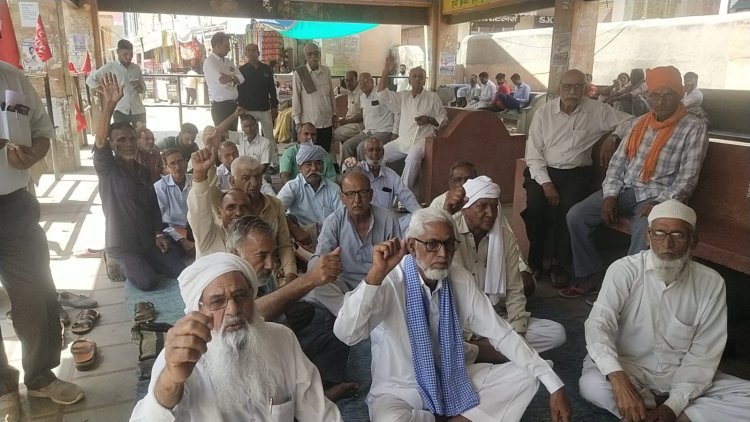 रोड़वेज कर्मियों ने मांगों को लेकर बस स्टैंड पर किया विरोध प्रदर्शन
