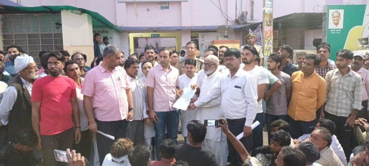 साढ़े छ घंटे बाद एसडीएम की समझाइश पर मामला हुआ शांत