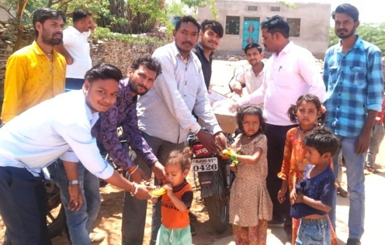 ज्योतिबा फुले की जयंती पर बांटे फल