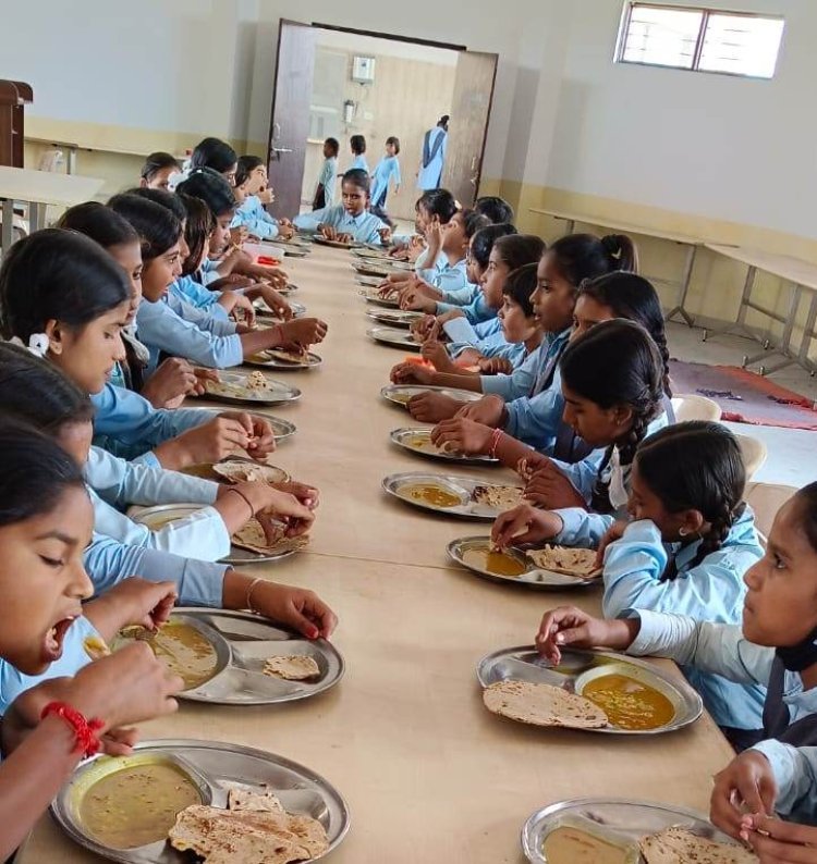 आकस्मिक निरीक्षण कर अधिकारियों ने लिया मिड डे मील व बाल गोपाल दूध योजना का फ ीडबैक